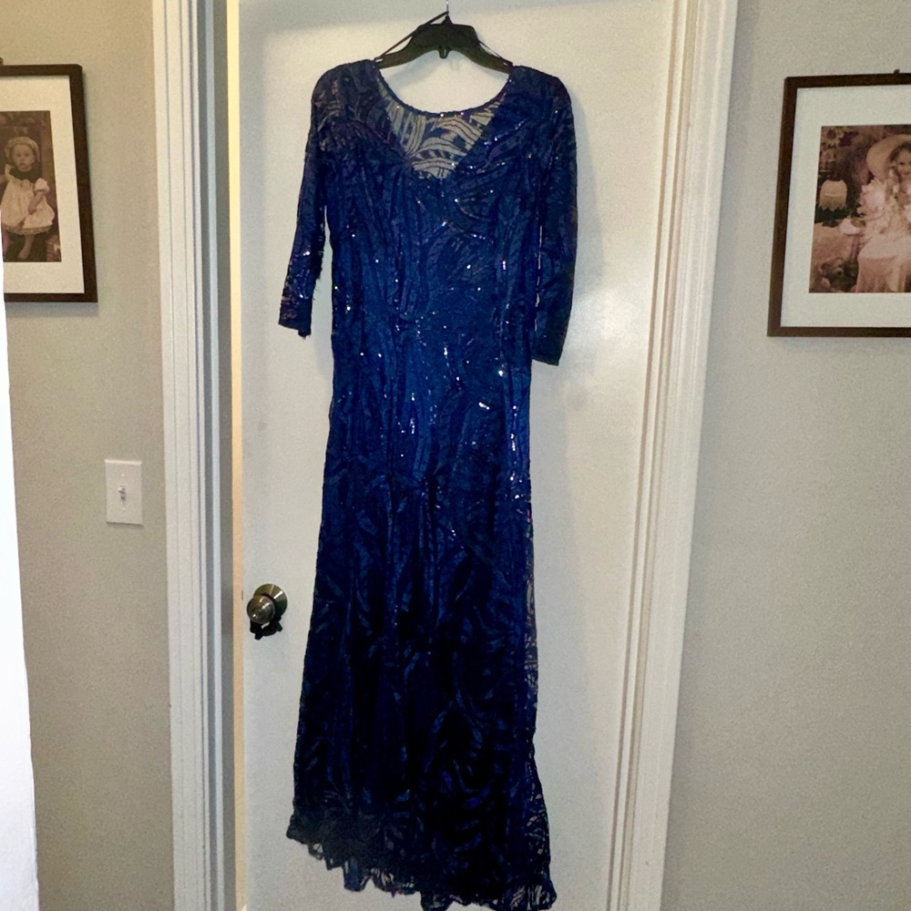 Elegant Blue Lace Evening Dress
